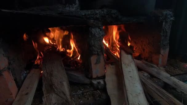 Hagyományos Kandalló Tűz Kandallóban Főzéshez Fatüzelésű Kályha Hagyományos Kandalló Tűz — Stock videók