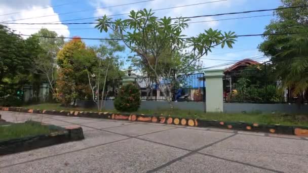Strada Nel Cortile Della Moschea Sungai Malang Luogo Passaggio Video — Video Stock