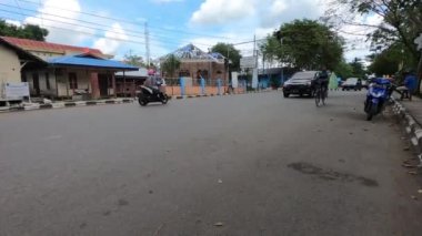 Malang nehir pazarının yanında. Jalan Sungai Malang, Amuntai 'de gündüz atmosferi. Tarafsız video. 4K video görüntüleri. Amuntai, Hulu Sungai Utara, Güney Kalimantan, Endonezya. 30 Haziran, 2