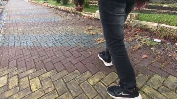 Часть Ноги Человек Гуляющий Парке Туфлях Низкий Угол Замедленное Движение — стоковое видео
