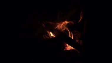 kömür ve küllere odun yakan kızgın kırmızı bir ateş. Alevli şömine. Yakın çekim, yavaş çekim..