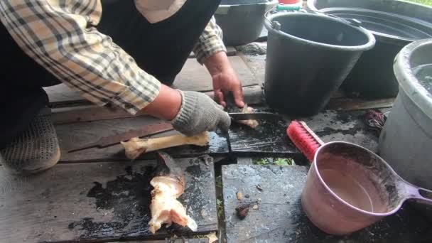 Seorang Pria Memisahkan Daging Sapi Dari Tulang Proses Pembuatan Dapur — Stok Video