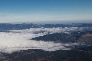 Dağlarda sonbahar sahne
