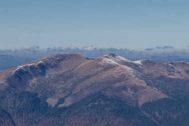 Dağlarda sonbahar sahne