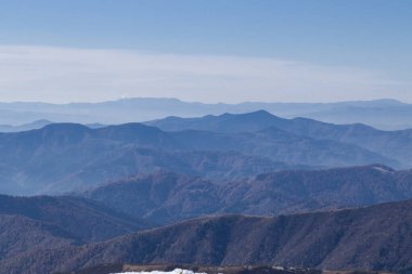 Dağlarda sonbahar sahne