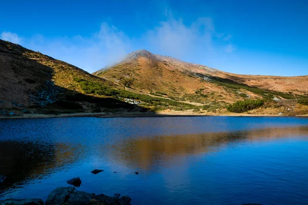 Озеро Высоко Горах — стоковое фото