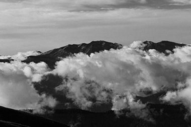 Dağlarda bulut ve sis