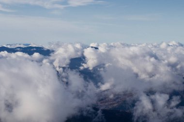 Dağlarda bulut ve sis