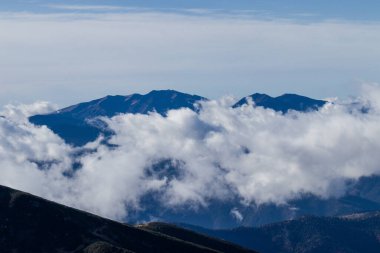 Dağlarda bulut ve sis