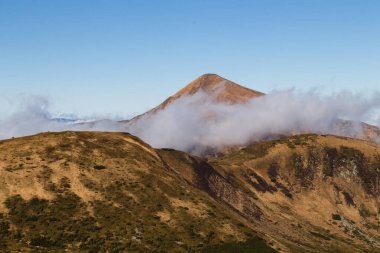 Dağlarda bulut ve sis
