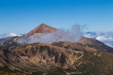 Dağlarda bulut ve sis