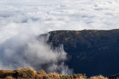 Dağlarda bulut ve sis