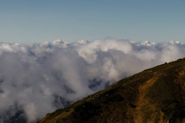 Nuvens Nevoeiro Nas Montanhas — Fotografia de Stock