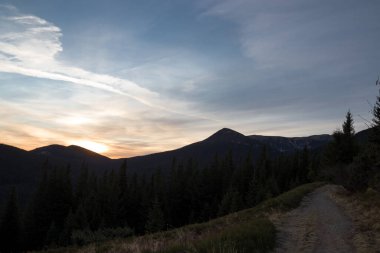 Dağlık bölgede sonbahar günü