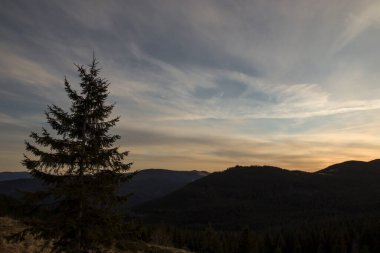 Dağlık bölgede sonbahar günü