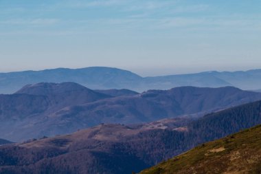 Dağlık bölgede sonbahar günü