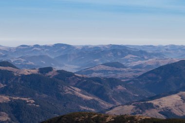 Dağlık bölgede sonbahar günü