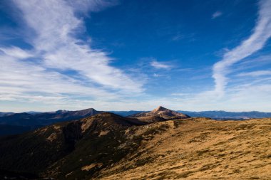 Dağlık bölgede sonbahar günü