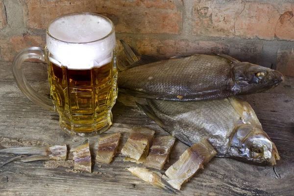 Стакан Пива Сушеная Рыба — стоковое фото