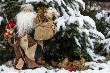 Noel Baba Noel ağacının altında