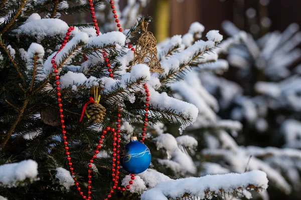 クリスマスツリー上のクリスマスのおもちゃ — ストック写真