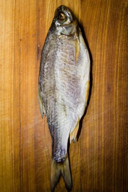 Tahtada kurutulmuş balık var.