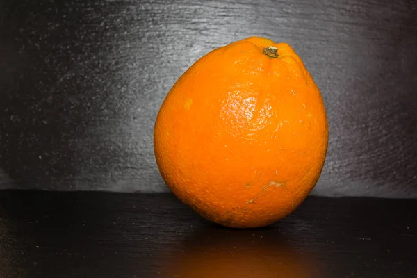 Orange Auf Dem Tisch — Stockfoto