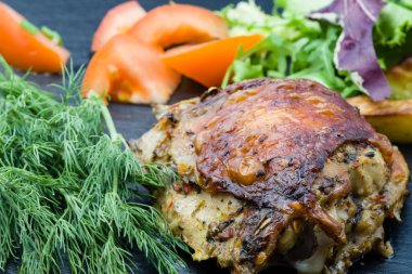 Sebzeli kızarmış tavuk.