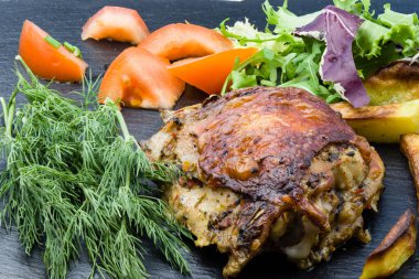 Sebzeli kızarmış tavuk.