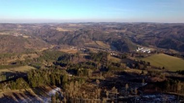 Sakin güneşli bir günde vadide ormanları, tarlaları ve fabrikası olan doğal manzara manzarası