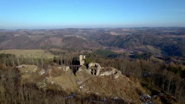 一座被森林和山脉环绕的高山上的古城堡的废墟 旅游胜地 从无人驾驶飞机上俯瞰 — 图库视频影像