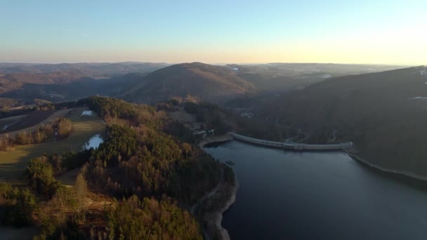 水ダムは水を保持し 再生可能エネルギー源を作成し チェコ共和国のボルテックス ドローンショット — ストック動画