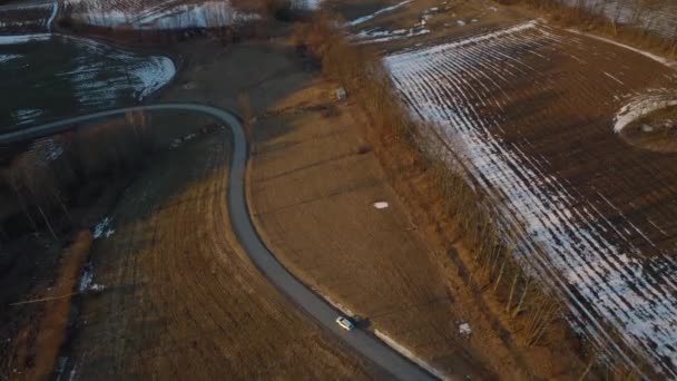 Samochód Jadący Przez Zakręt Wiejskim Krajobrazie Pełnym Drzew Wzgórz Słoneczny — Wideo stockowe