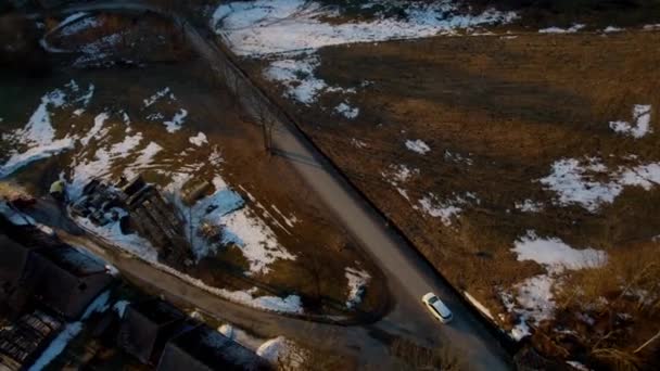 Kışın Günbatımında Sakin Bir Akşamda Kırsal Alanda Araba Sürüyor Atışı — Stok video