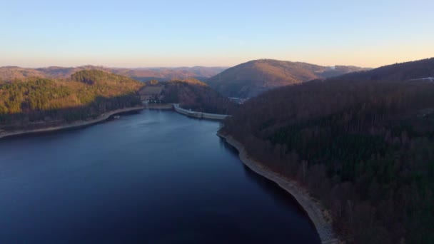 晴れた冬の日に丘の距離を眺めながら チェコ共和国のVrダム上空のドローン飛行 — ストック動画