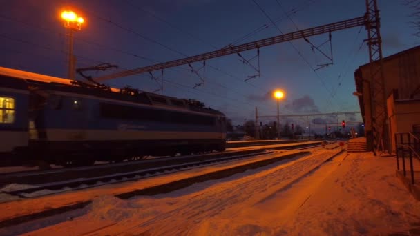 Train Part Une Gare Enneigée Par Une Froide Nuit Hiver — Video