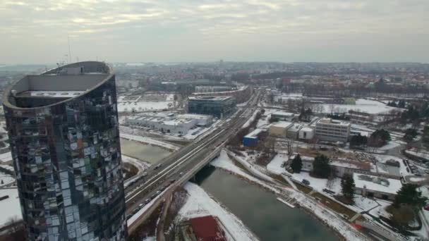 从一座高楼后面俯瞰奥洛穆茨市的空中景观和覆盖着积雪的冬季风景 — 图库视频影像