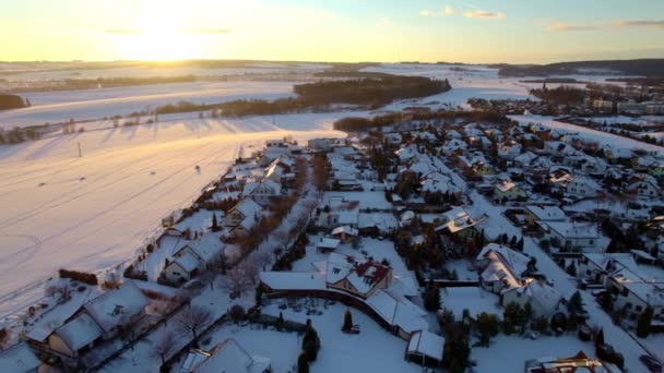 Vista Aérea Drone Panning Acima Dos Telhados Cobertos Neve Branca — Vídeo de Stock
