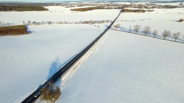 Kış Manzarası Karla Kaplı Yoldan Geçen Arabaları Gösteren Hava Manzarası — Stok video
