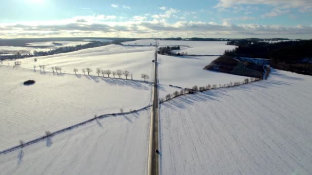 Widok Powietrza Drogi Prowadzącej Horyzont Poruszającymi Się Samochodami Śnieżnym Krajobrazie — Wideo stockowe