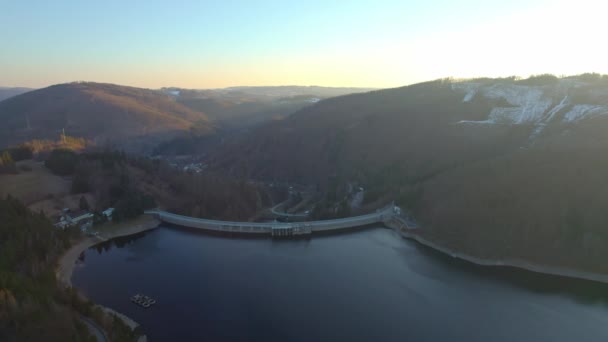 Waterdam Die Waterenergie Opwekt Midden Bosnatuur Bij Zonsondergang Tsjechië — Stockvideo