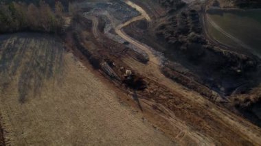 Çek Cumhuriyeti 'nin Avrupa Kırsalındaki Tarlada Traktör Çiftçiliği Üzerine Hava Aracı