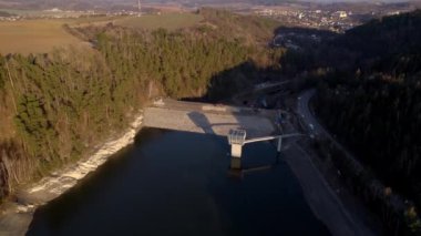 Çek Cumhuriyeti 'nde Letovice yakınlarında inşa edilen Ketnka barajının üzerinde duran kazıcı - hava manzaralı