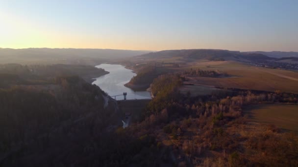チェコ共和国のクレチンカ貯水池のある穏やかな谷の上空の空中ドローン夜明け — ストック動画