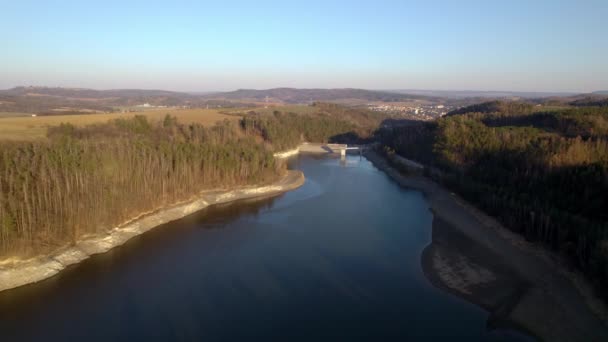 Ketnka Embalse Cerca Letovice Atardecer Rodeado Densos Bosques Vista Drones — Vídeo de stock