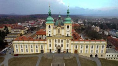 Olomouc 'taki Svat Kopeek' te Bakire Meryem 'in Minore Ziyareti Bazilikası. Ziyaretçinin yürüdüğü tepelik merdivende. Statik çekim.