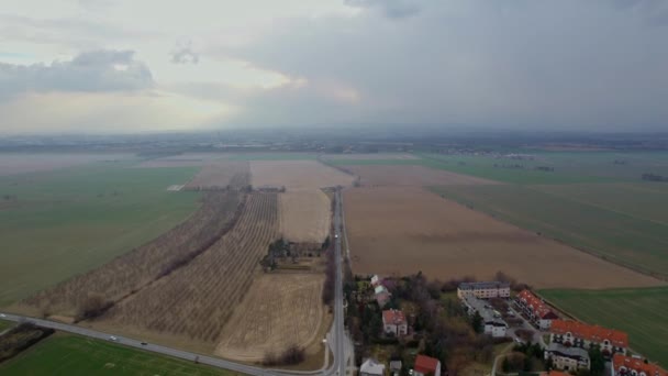 在郊区的Svat Kopeek附近有一个小村庄 有一条长长的小路穿过田野 通到Olomouc市的地平线 夕阳西下 乌云密布 — 图库视频影像