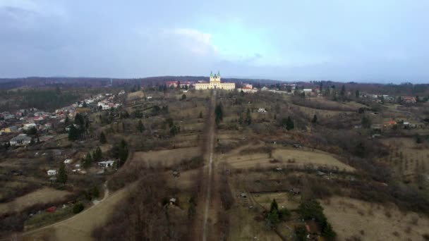 Aerial Drone Bevæger Sig Bakker Mod Basilica Minore Besøg Jomfru – Stock-video