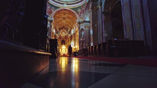 Homem Caminhando Tapete Vermelho Para Altar Dentro Basílica Religiosa Menor — Vídeo de Stock