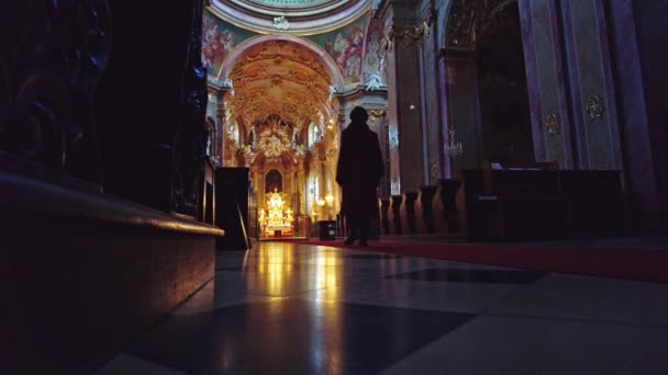 在捷克共和国的圣山上 单身人士走进圣母玛利亚的宗教教堂祷告 — 图库视频影像